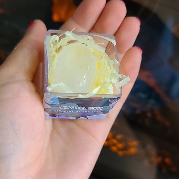 Clear Quartz Tumble stone in a gift box - Picture 2 of 3